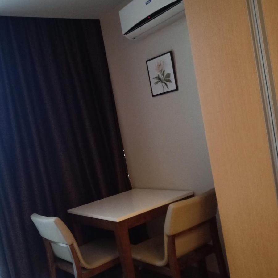 One Uptown Opposite Of Grandhyatt Hotel Manila Taguig City Exterior foto